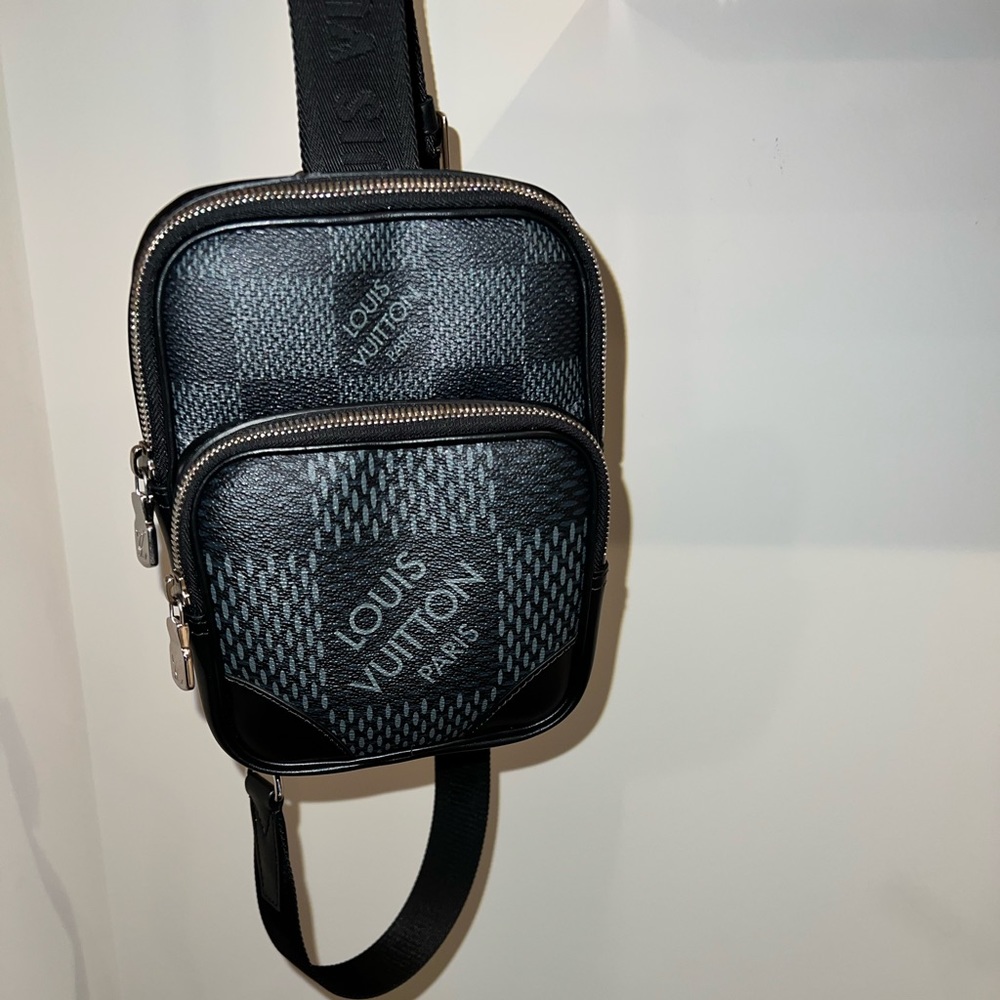 2021 Louis Vuitton Mens Messenger Bag - Picture 7 of 9